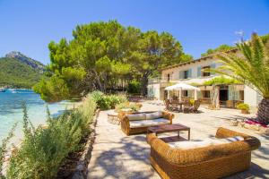 Фотография из галереи Villa Señorial primera linea de playa в Польенсе