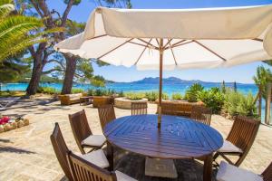 Фотография из галереи Villa Señorial primera linea de playa в Польенсе