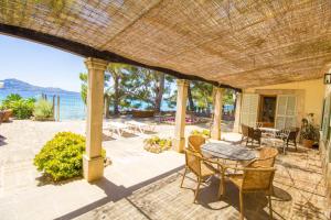 Фотография из галереи Villa Señorial primera linea de playa в Польенсе