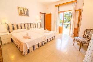 Фотография из галереи Villa Señorial primera linea de playa в Польенсе