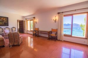 Фотография из галереи Villa Señorial primera linea de playa в Польенсе
