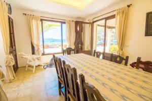 Фотография из галереи Villa Señorial primera linea de playa в Польенсе