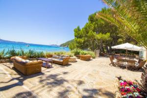 Фотография из галереи Villa Señorial primera linea de playa в Польенсе