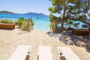 Фотография из галереи Villa Señorial primera linea de playa в Польенсе