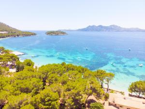 Фотография из галереи Villa Señorial primera linea de playa в Польенсе