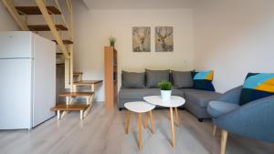 ein Wohnzimmer mit einem Sofa und einem Tisch in der Unterkunft Ciprus Lak in Szarvas