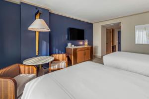 Postel nebo postele na pokoji v ubytování Omni Oklahoma City Hotel