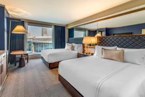 Un pat sau paturi într-o cameră la Omni Oklahoma City Hotel