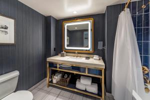 Koupelna v ubytování Omni Oklahoma City Hotel