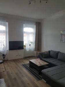 uma sala de estar com um sofá e uma televisão de ecrã plano em Gerald`s Apartment 16 em Viena