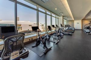 Fitness centrum a/nebo fitness zařízení v ubytování Omni Oklahoma City Hotel