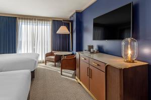 TV a/nebo společenská místnost v ubytování Omni Oklahoma City Hotel