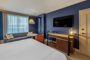 Postel nebo postele na pokoji v ubytování Omni Oklahoma City Hotel