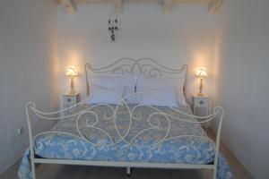 - une chambre avec un lit et deux lampes de chaque côté dans l'établissement Casablanca-Brgulje, à Brgulje