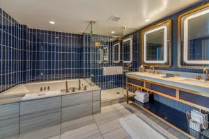 Koupelna v ubytování Omni Oklahoma City Hotel
