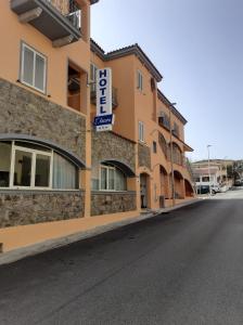 um edifício ao lado de uma rua em Hotel L'Ancora em Santa Teresa Gallura
