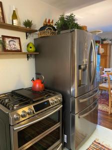 eine Küche mit einem Edelstahlherd und einem Kühlschrank in der Unterkunft Chic Cottage 1.7 miles to Downtown Highlands in Highlands