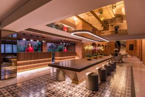 a lobby of a restaurant with a table and chairs at Estelar Apartamentos Bogotá - La Fontana in Bogotá