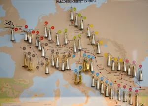 a map of the usa with figurines of people at Hotel Victoria Lyon Perrache Confluence in Lyon