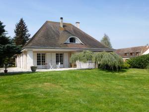 a house with a green lawn in front of it at Etape Zen in Illiers