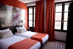 Un pat sau paturi într-o cameră la Hotel Victoria Lyon Perrache Confluence
