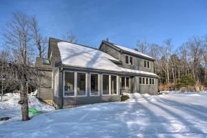 Berkshires Home on 11 Acres with Pond and 2 Fire Pits! žiemą