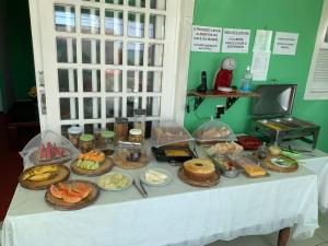 una mesa con muchos tipos diferentes de comida en ella en Pousada Nossa Natal, en Natal