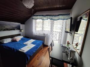 Giường trong phòng chung tại Rezydencja Wiślane Zacisze