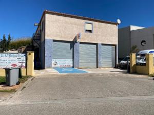 un edificio con dos puertas de garaje en un aparcamiento en Studio, en Brignoles