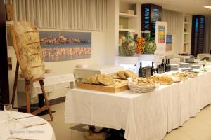 ein Tisch mit Brot und anderen Speisen darauf in der Unterkunft Hotel Corona in San Giovanni Rotondo
