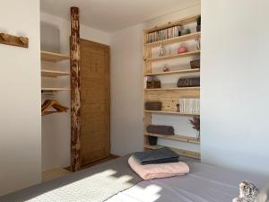 um quarto com uma cama e um closet em La marmotte qui papote em Le Grand-Bornand