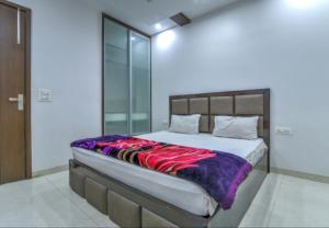 een slaapkamer met een groot bed en een paarse deken bij Ideal 3bhk apartment!Downtown in New Delhi