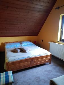 Un pat sau paturi într-o cameră la Agave Apartman
