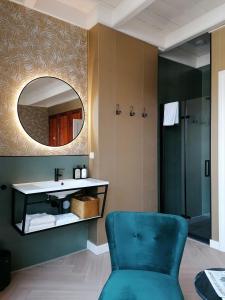 a bathroom with a sink and a mirror at B&B De Stadssingel in Steenwijk
