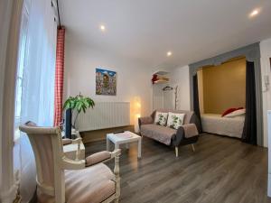 a living room with a couch and a bed at L'Ours de Colmar - Appartements en centre ville in Colmar