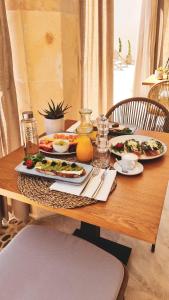 Ynaira hotel & Spa في أرياني: طاولة خشبية عليها صحون طعام