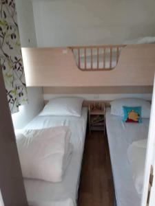 Postel nebo postele na pokoji v ubytování Luxueuze stacaravan in Bredene met eigen terras en tuintje (425)