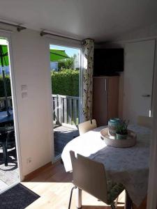 Balkón nebo terasa v ubytování Luxueuze stacaravan in Bredene met eigen terras en tuintje (425)