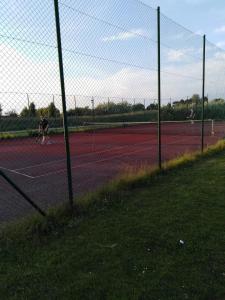 Tenis a/nebo squash v ubytování Luxueuze stacaravan in Bredene met eigen terras en tuintje (425) nebo okolí