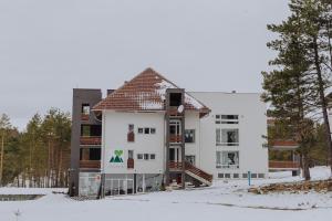 dom w śniegu przed budynkiem w obiekcie Planinsko srce w mieście Divčibare