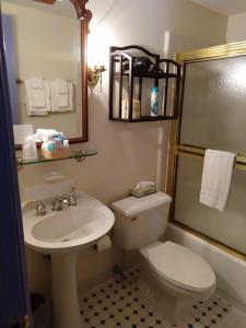 Thomas Bond House في فيلادلفيا: حمام مع مرحاض ومغسلة ومرآة