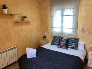 Habitación pequeña con cama y ventana en Apartamento Universidad-hospital, en Zaragoza