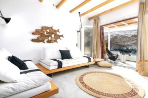 ein Wohnzimmer mit einem Bett und einem Fenster in der Unterkunft AQUA HOUSE in Pachaina