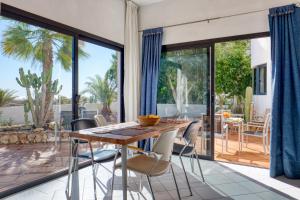 - une salle à manger avec une table et des chaises dans l'établissement Villa Paradise Beach, à Giniginámar