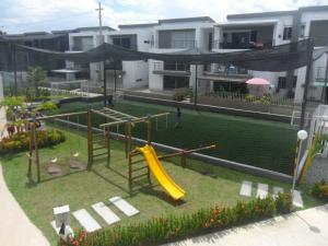 un parco giochi con scivolo in un cortile di Ciudadela Santa Fe a Santa Fe de Antioquia