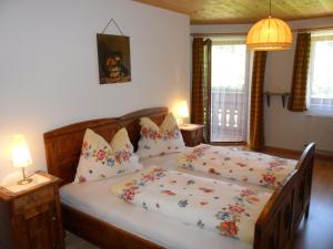 A bed or beds in a room at Maurerhof Telves