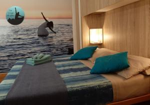 Un dormitorio con una cama con una mujer en el agua en Casa Lo Scoglio Della Ballerina en Livorno