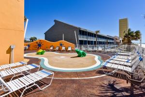un gruppo di sedie a sdraio di fronte a un edificio di Splash Beach Resort #1503-E by Book That Condo a Panama City Beach