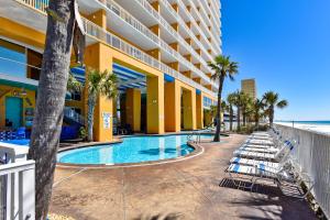 vista sulla piscina del resort fronte spiaggia di Splash Beach Resort #1503-E by Book That Condo a Panama City Beach