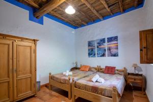 un dormitorio con una cama en una habitación en Villa Historica, en San Miguel de Balansat